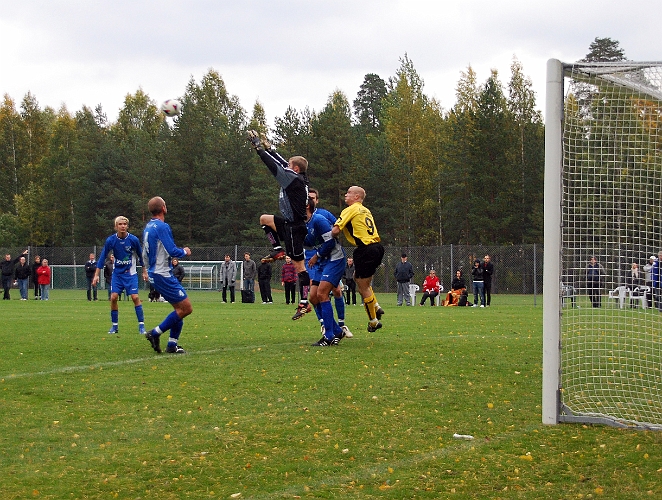 2008_0927_33.JPG - Målvakten hoppar upp framför Kristofer Storm och plockar in bollen